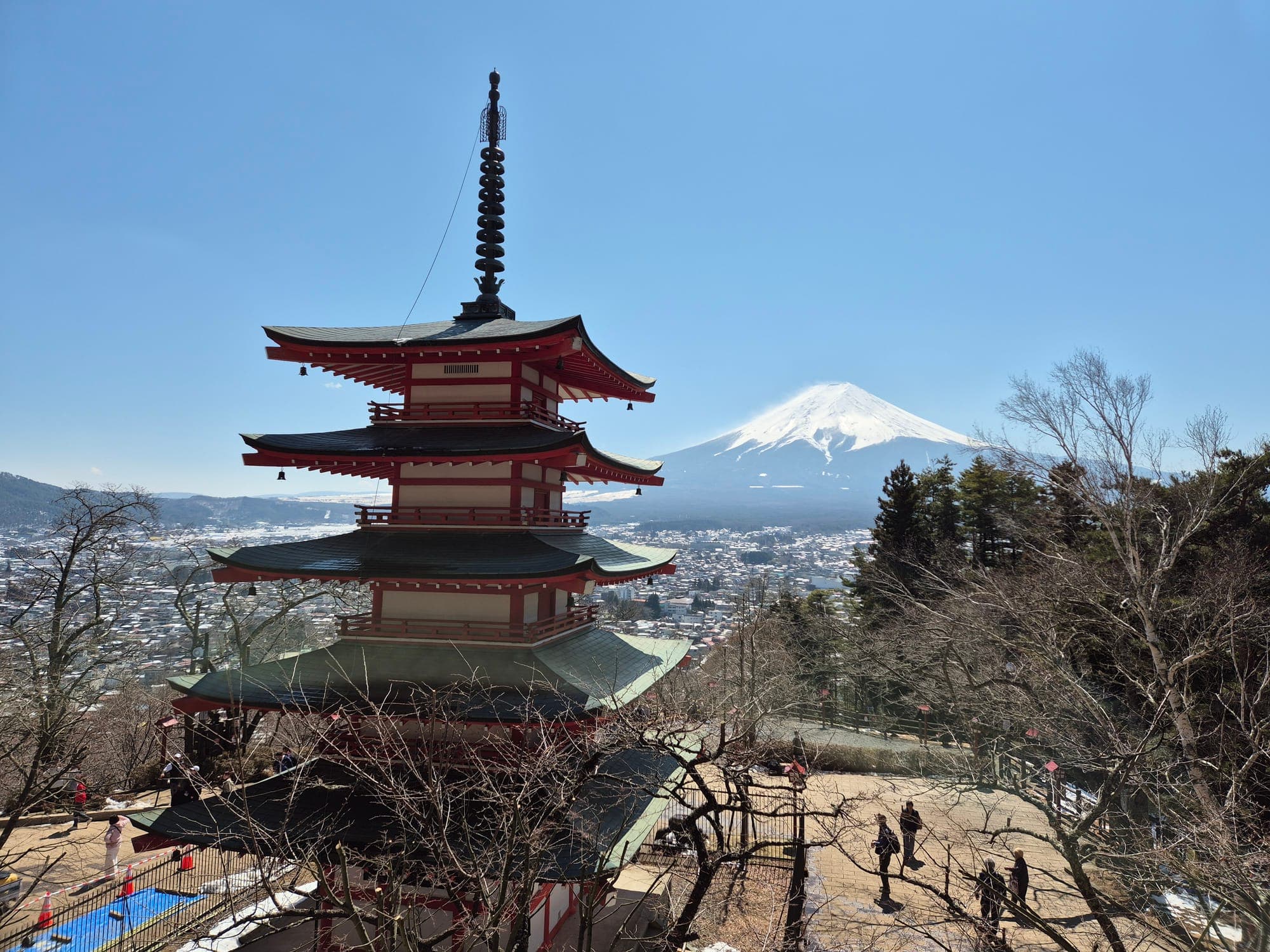 Pagoda Chureito de cinco pisos con el Monte Fuji nevado al fondo, en Fujiyoshida, Japón