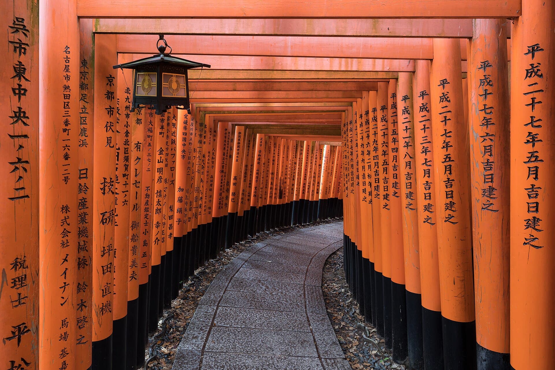 Túneles de puertas torii bermellón ascendiendo por Fushimi Inari Taisha, Kioto