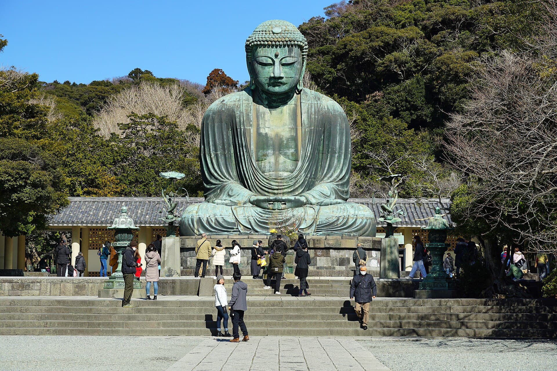 El Gran Buda de bronce de Kamakura al aire libre, templo Kōtoku-in