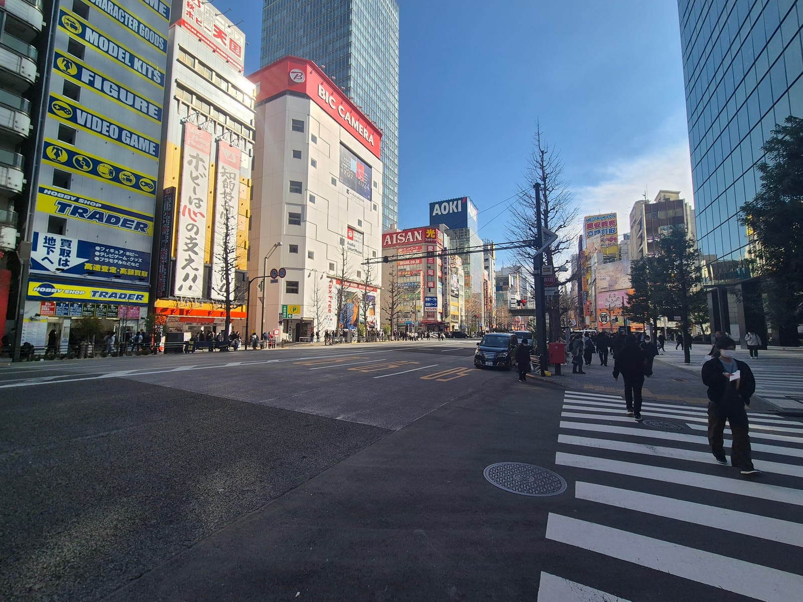 Una calle de Akihabara en Tokio con fachadas cubiertas de anuncios de anime y tiendas de figuras