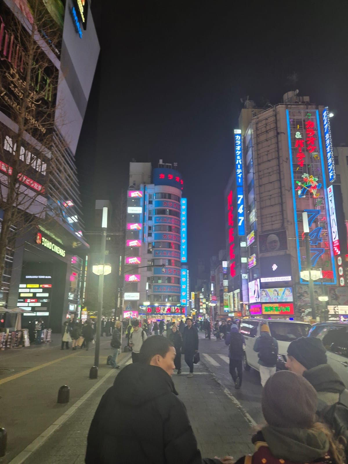 Los letreros de neón de la calle Kabukicho en Shinjuku iluminados de noche
