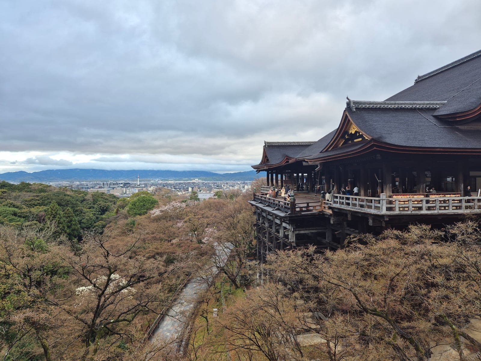 La terraza de madera del templo Kiyomizu-dera asomada sobre la ladera boscosa, con la ciudad de Kioto extendiéndose hasta el horizonte