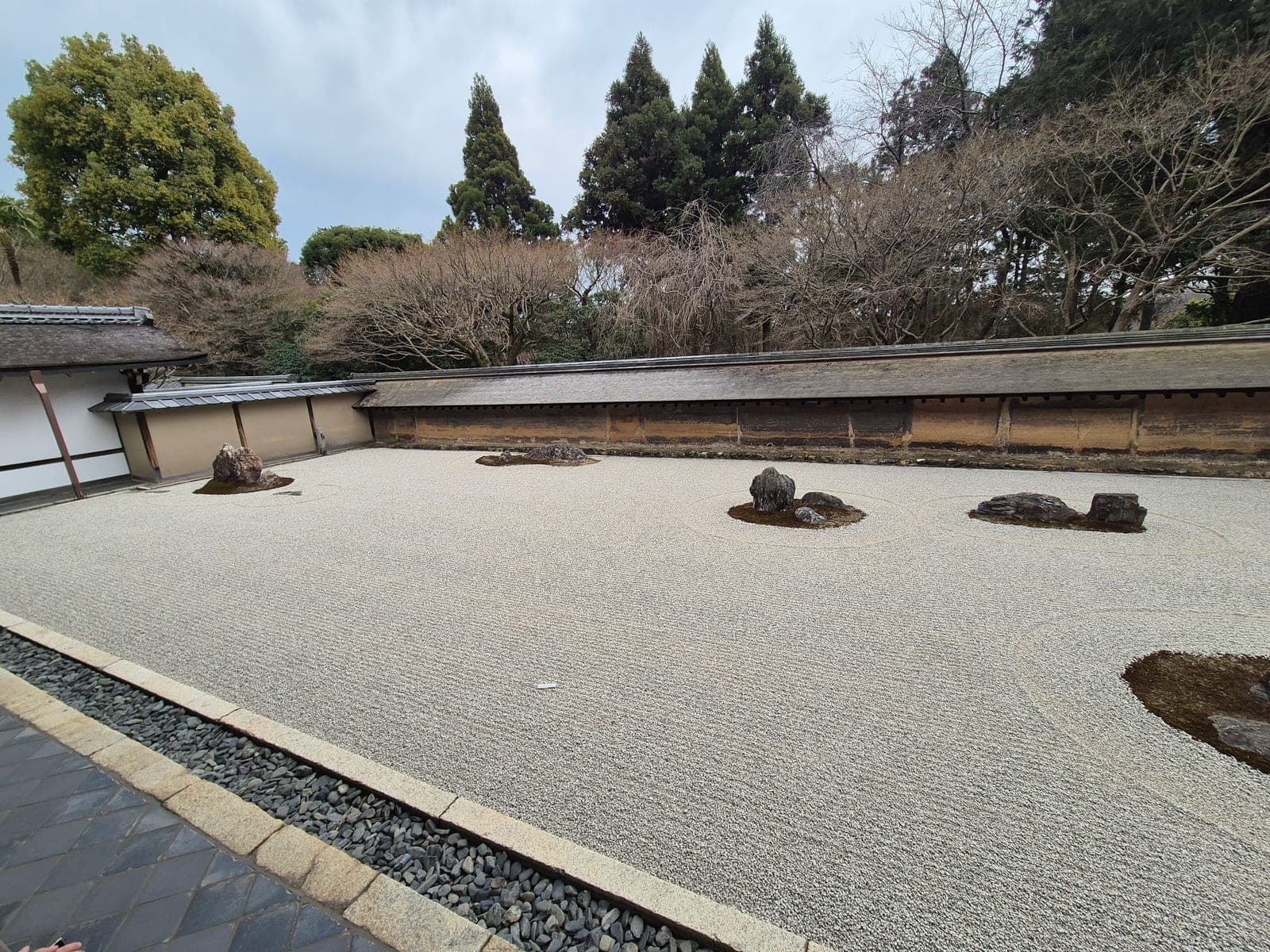 El jardín seco de rocas del templo Ryōan-ji en Kioto, con la grava rastrillada en líneas