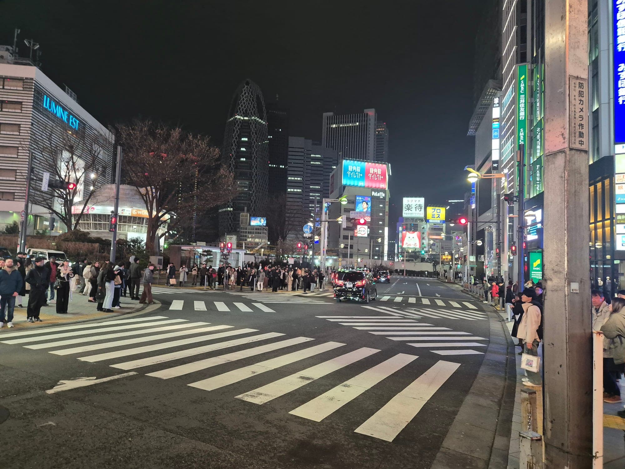 El horizonte iluminado de Shinjuku de noche, en Tokio, con sus rascacielos y letreros de neón